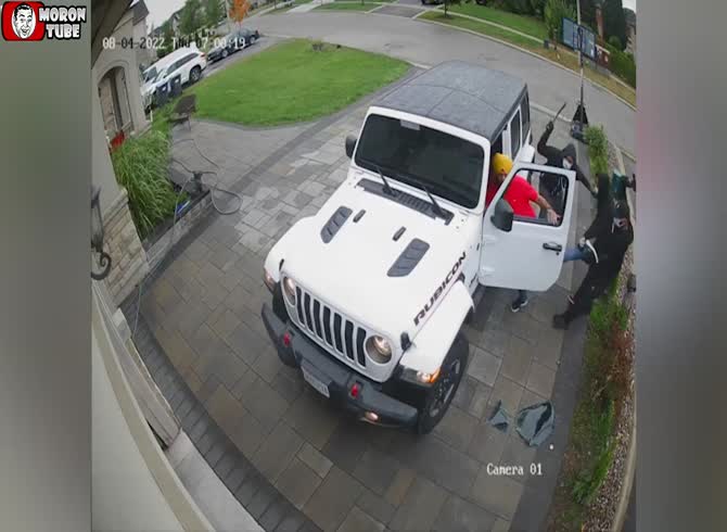 Video :An axe-wielding trio attacks a Punjabi man